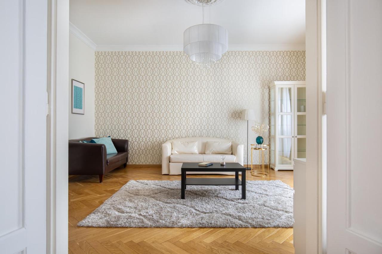 Gde Karoly Apartmant דירה *