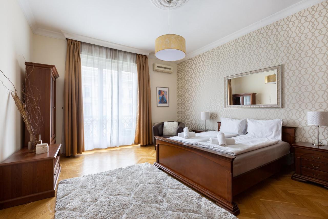 Gde Karoly Apartmant דירה